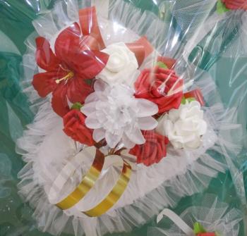 Украса за кола в червено със златисти халки, модел CD009